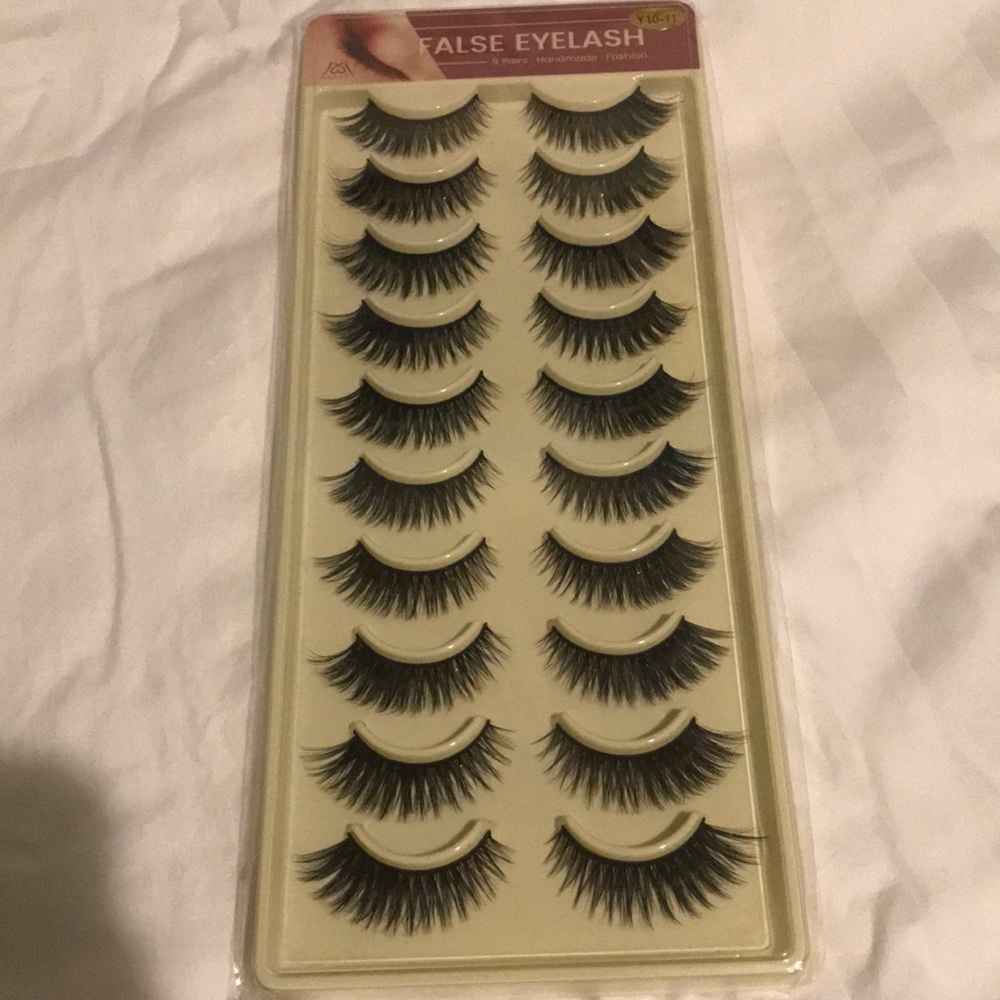 10 pairs of lashes